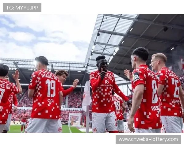 美因茨保级关键战主场抢分成功，球迷欢呼声响彻球场